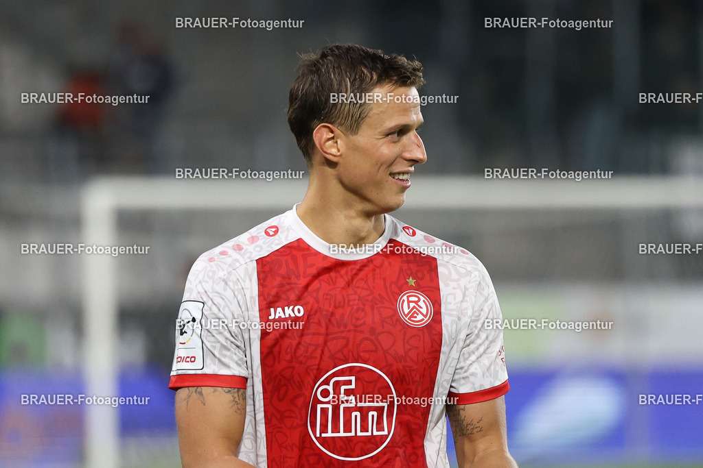 Rot-Weiss Essen - VFL Osnabrück | Essen, Deutschland, 17.09.2025 Michael Schultz  (Rot-Weiss Essen) schaut während des 3.Liga Spiels zwischen  Rot-Weiss Essen und VFL Osnabrück am 17.09.2025 im Stadion an der Hafenstraße in Essen. (Foto von Timo Bluhmki-Schmidt/Brauer Fotoagentur