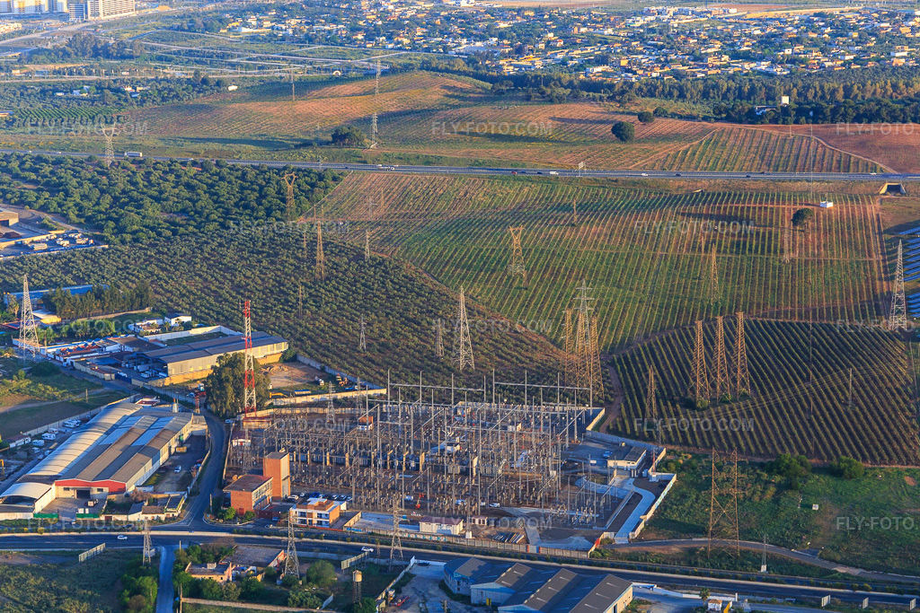 Aerial view: Subestación Dos Hermanas substation on the A-392 in Alcalá de Guadaíra in the state Seville, Spain. – Photo: IMG_145660.jpg taken on 04/22/2025 by Werner Riehm/FLY-FOTO.com – Resolution of the original: 5125 x 3416 px