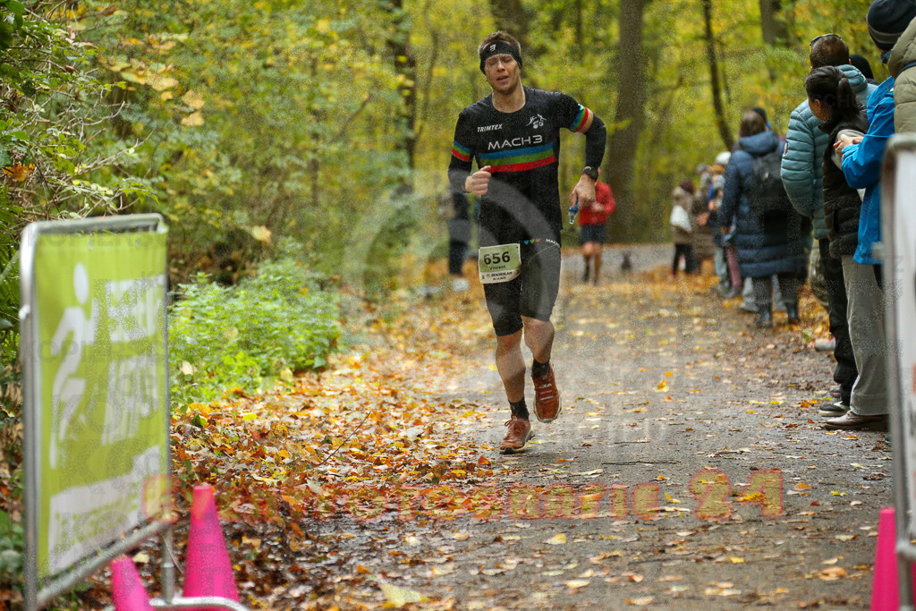 251026_1222_EX1_0231 | Sportfotografie im Rhein-Sieg Kreis, Köln, Bonn, NRW, Rheinland Pfalz, Hessen, etc. Unser Tätigkeitsfeld umfasst den Laufsport vom Volkslauf über den Marathon, Duathlon, Triathon bis zum Ultralauf wie Kölnpfad Ultra oder Schindertrail.