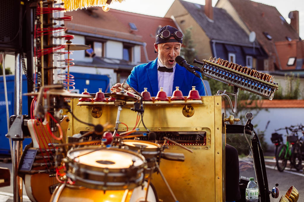 Universal Druckluft Orchester | Das Universal Druckluft Orchester mit Peter Till am Forte Belvedere Leisnig zum Festival Hallo Leisnig 2022. - Realisiert mit Pictrs.com