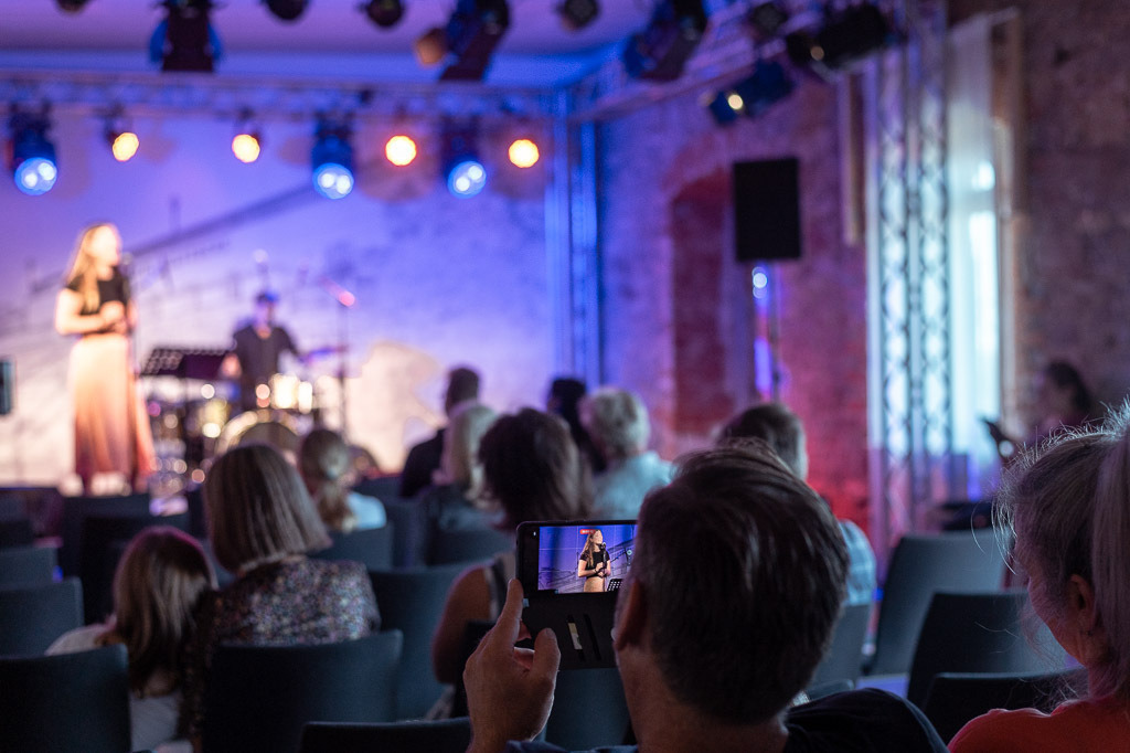 Karaoke mit Liveband | Karaoke mit Forster Family im Forte Belvedere Leisnig zum Festival Hallo Leisnig 2022. - Realisiert mit Pictrs.com