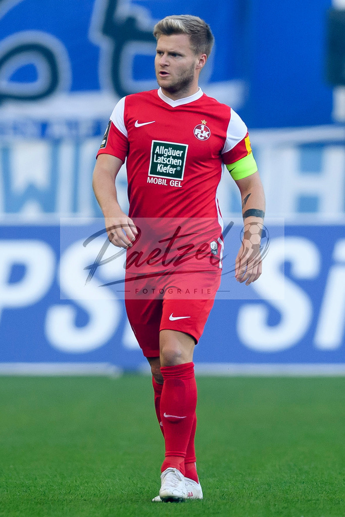 FCMFCK20210904_118 | Fussball, Herren: Jean Zimmer (1. FC Kaiserslautern) schaut beim Spiel der 3. Liga zwischen 1. FC Magdeburg und 1. FC Kaiserslautern in der MDCC-Arena am 04.09.2021 in Magdeburg, Deutschland.DFB / DFL REGULATIONS PROHIBIT ANY USE OF PHOTOGRAPHS AS IMAGE SEQUENCES AND/OR QUASI-VIDEO. - Realisiert mit Pictrs.com