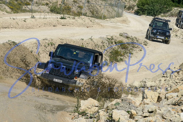 DSC08712 | Vierradfahrzeuge testen unterschiedliches Terrain - ueber Stock und Stein

Offroad Grundkurs im Steinbruch. Unterschiedliche Fahrgegebenheiten mit dem gelaendegaengigem Offroad-Fahrzeug. 

Deutschland, Geisingen, Steinbruch Meichle und Mohr, 10.06.2023