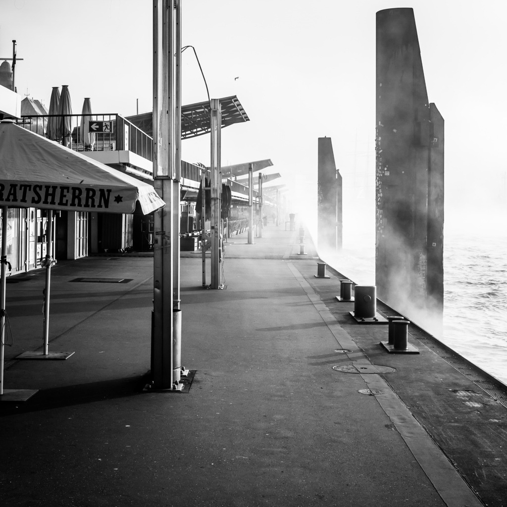 Die Welt ruht still im Hafen 02 | Durch die Stadt gehen, als wohnte man woanders. Fotografie, subjektiver Urbanismus und aktiver Müßiggang. - Realisiert mit Pictrs.com