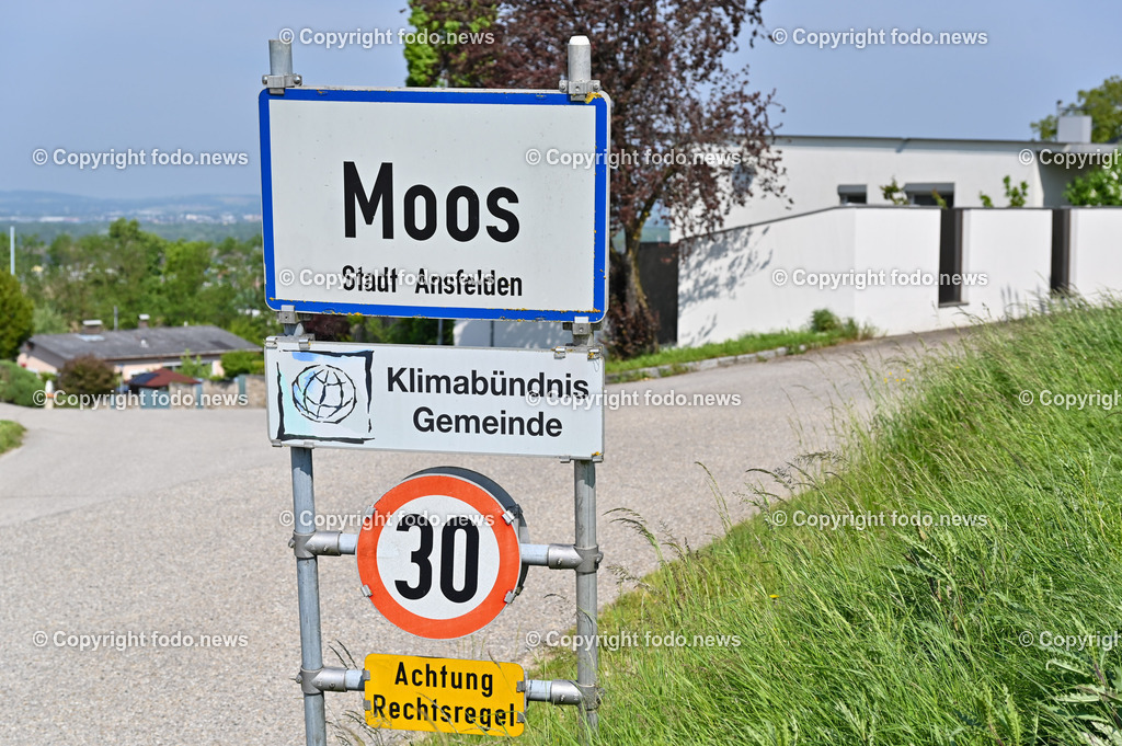 Nettingsdorf_ Mordversuch_ 21.05.2023-30 | 21.05.2023, Nettingsdorf, AUT, Mordversuch, im Bild Ortstafel, Ortsschild, Ortsanfang, Stadtteil

