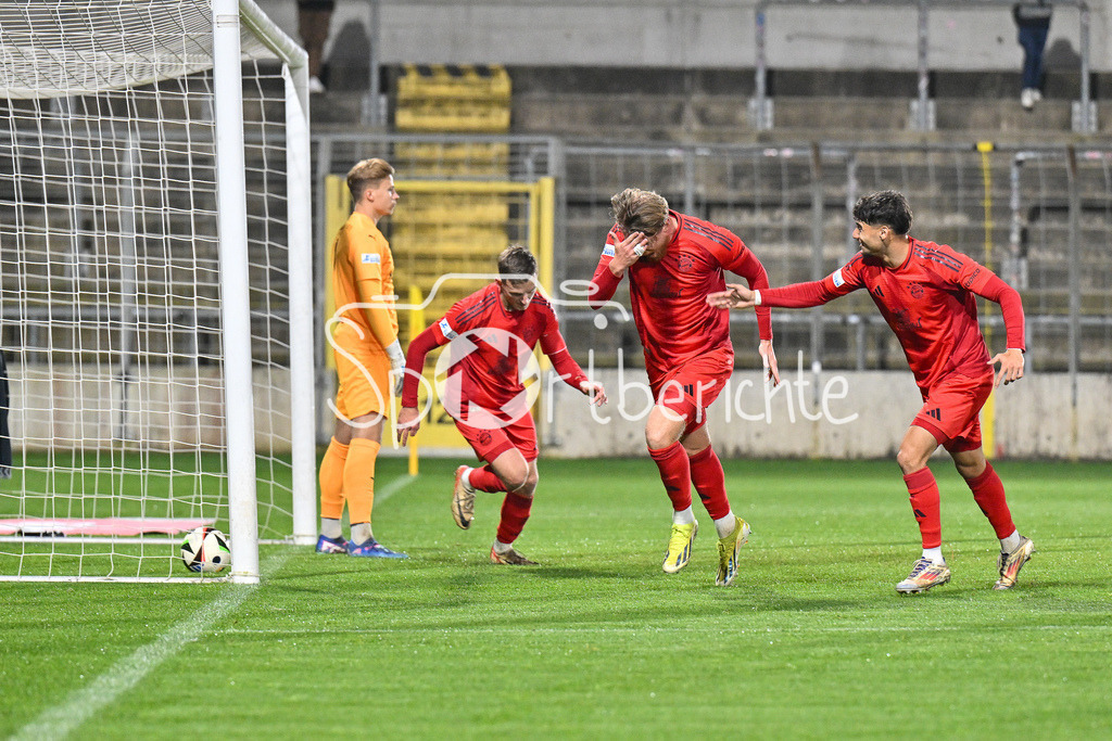 FC Bayern Amateure - SpVgg Greuther Fürth II | Jubel nach dem Treffer zum 1-0 durch Steve BREITKREUZ (FC Bayern München II #5) / Tor / Freude / Torschuetze / Regionalliga Bayern: FC Bayern Muenchen II - SpVgg Greuther Fuerth II, Gruenwalder Stadion am am 29.10.2024