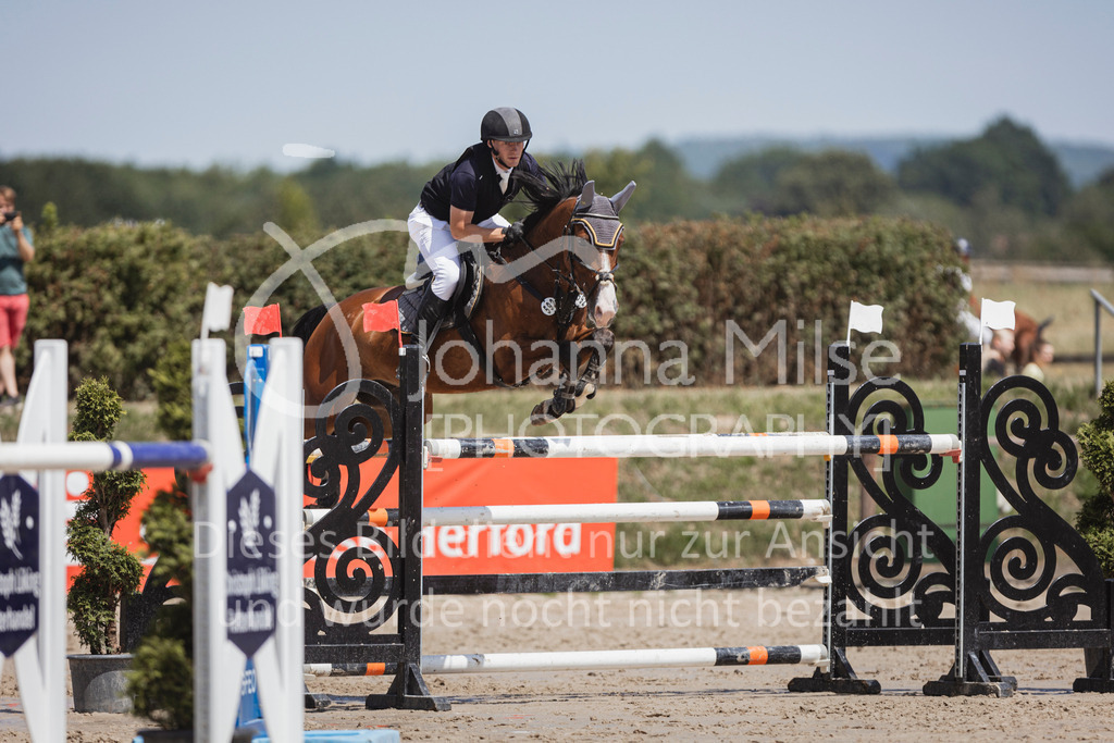 240629_LüPfSpTa_Youngster-S-139 | Deine schönsten Turniermomente als professionelle Fotos! Entdecke hochwertige Pferdesport-Fotografie im Online-Shop. Jetzt Fotos finden & bestellen!