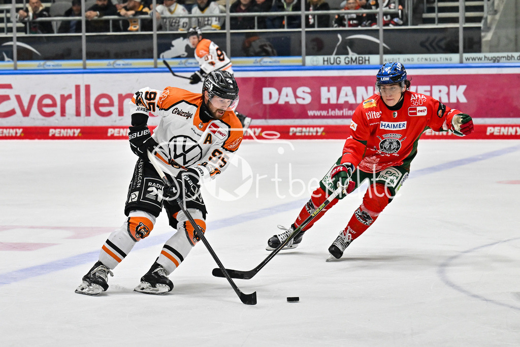 Augsburger Panther - Grizzlys Wolfsburg | im duell Fabio PFOHL (Grizzlys Wolfsburg 95) und Enrico HENRIQUEZ (Augsburger Panther 52) / Zweikampf / DEL: Augsburger Panther - Grizzlys Wolfsburg; Curt Frenzel Stadion am 10.10.2025