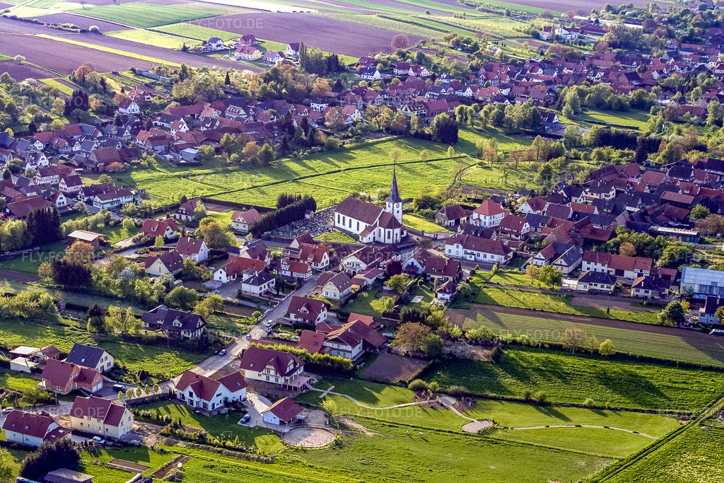 Luftbild: Rue des Eglises und Kirche von Südosten in Seebach im Bundesland Bas-Rhin in Frankreich.Foto: IMG_10610.jpg vom 04.05.2008 durch Werner Riehm/FLY-FOTO.deAuflösung des Originals: 3244 x 2163 px