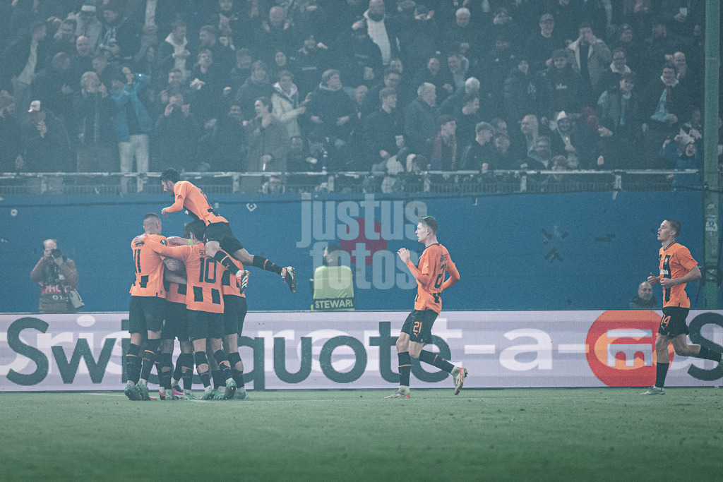 Fußball | Herren | Saison 2023/2024 | Play-Offs Europa League | FC Shakhtar Donetsk (UKR) vs. Olympique Marseille (FRA) | 15.02.2024 | Shakhtar Donetsk feier den Torschützen Mykola Matvienko (#22, Shakhtar Donetsk)