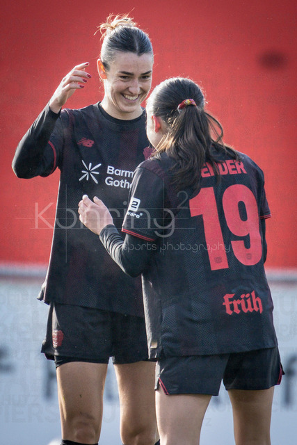 Frauen Fußball-Bundesliga; Bayer 04 Leverkusen - 1. FC Nürnberg, 31.01.2026 | Torjubel: Selina Ostermeier (Bayer 04 Leverkusen, 2) feiert mit Torschützin Loreen Bender (Bayer 04 Leverkusen, 19) das 3:0; Bayer 04 Leverkusen - 1. FC Nürnberg an Spieltag 16 der Google Pixel Frauen-Bundesliga am 31.01.2026 im Ulrich-Haberland-Stadion in Leverkusen (Nordrhein-Westfalen). DFL REGULATIONS PROHIBIT ANY USE OF PHOTOGRAPHS AS IMAGE SEQUENCES AND/OR QUASI-VIDEO.
