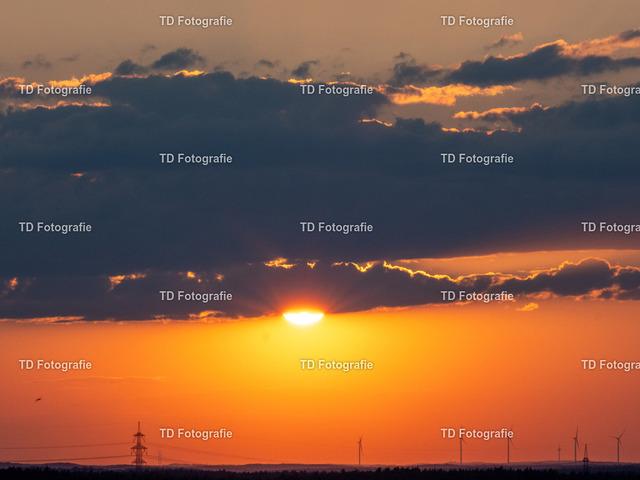 sonnenuntergang-90380 | Fotogalerie von Thomas Dettweiler mit Eventbildern und lizenzfreien Fotos. Perfekt als Wandbild, für Büro, Website oder private Nutzung. - Realisiert mit Pictrs.com