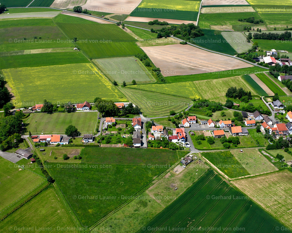 2614161 | MAULBACH 09.06.2006 Landwirtschaftliche Nutzflächen und Feldgrenzen  umsäumen das Siedlungsgebiet des Dorfes in Maulbach im Bundesland Hessen, Deutschland // Agricultural land and field boundaries surround the settlement area of the village  in Maulbach in the state Hesse, Germany Foto: Gerhard Launer