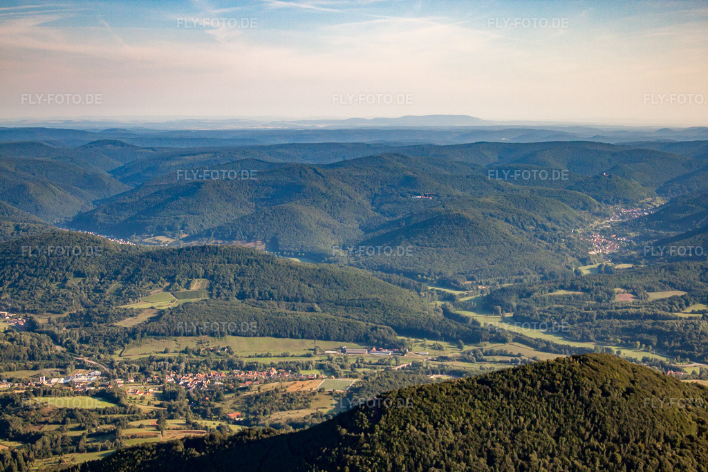 Luftbild: Blick bis zum Donnersberg im Ortsteil Queichhambach in Annweiler im Bundesland Rheinland-Pfalz in Deutschland. Foto: IMG_30940.jpg vom 07.08.2010 durch Werner Riehm/FLY-FOTO.de