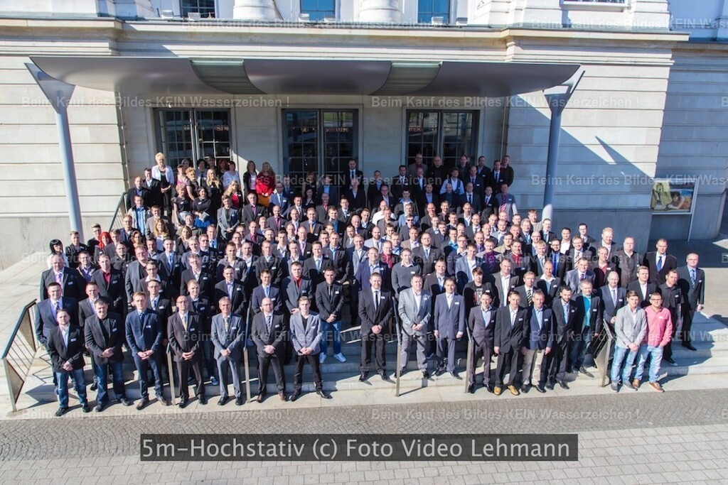 Meister HWK 2015-0784 | Neue Perspektiven – lange vor der Drohne---Dieses Foto entstand bei der Meisterfeier der Handwerkskammer Magdeburg vor dem Opernhaus. Um die frisch gebackenen Meister gemeinsam auf einem Bild festhalten zu können, fotografierte ich mit einem rund fünf Meter hohen Kamerastativ aus einer ungewöhnlichen Perspektive.---Damals gab es noch keine Kameras mit WLAN oder einer komfortablen Fernsteuerung per Smartphone. Trotzdem war ich immer daran interessiert, meinen Kunden besondere Aufnahmen zu bieten. Deshalb besuchte ich regelmäßig Fotomessen und investierte schon früh in die neueste verfügbare Kameratechnik und das passende Zubehör.---Wenn ich dieses Foto heute sehe, erkenne ich darin bereits meine Begeisterung für außergewöhnliche Blickwinkel. Lange bevor Drohnen und Tragschrauber meinen Berufsalltag bestimmten, suchte ich nach Möglichkeiten, Menschen und Veranstaltungen aus einer Perspektive zu fotografieren.Rückblickend war dieses Hochstativ ein kleiner Vorläufer meiner späteren Luftbildfotografie. ---Die Faszination für den Blick von oben begann bei mir also nicht erst mit der Drohne – sondern viele Jahre früher. - Realisiert mit Pictrs.com