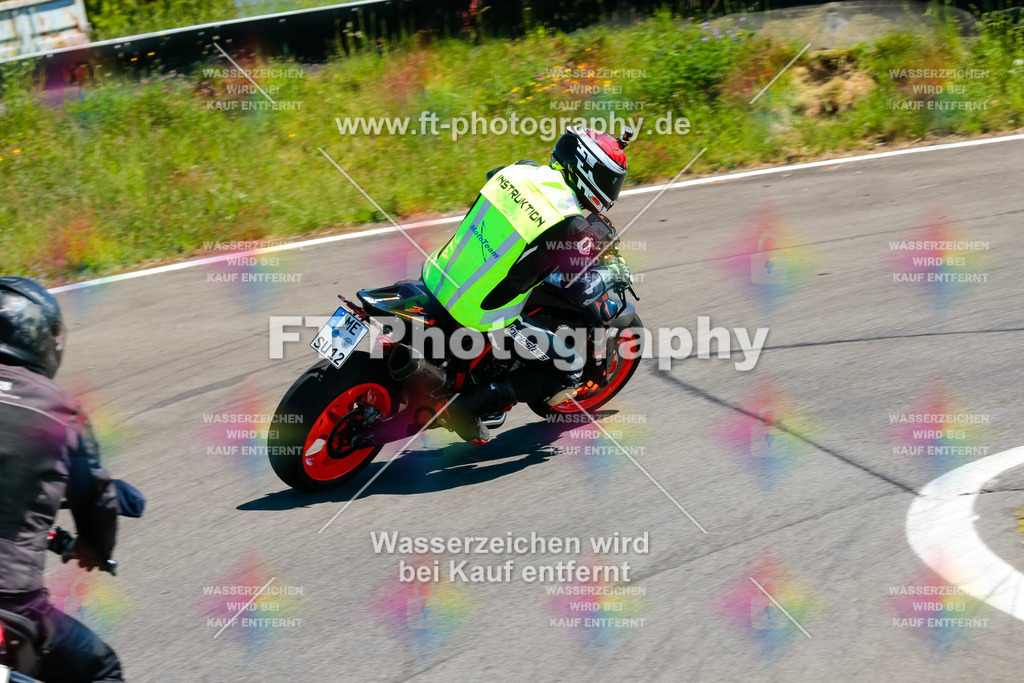 Moto-TeamOBK-22124 | Hier findet Ihr Bilder von Touristenfahrten auf der Nürburgring Nordschleife oder von anderen Veranstaltungen die ich besucht habe. Viel Spass beim Durch Schauen 