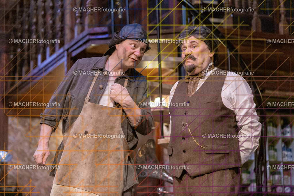 184_MFL-2025 | Portraitbilder von Regisseur; Darsteller; Techniker; Maske; Kostüme; Chor; Musiker; Bilderserie der Generalprobe und der Premierenvorstellung, Szenenbilder; Ausdrucksstudien; Bühnenüberblick; Bühnenkulissen; Pressefotos inkl. Redaktionsfoto Darstellergruppe.