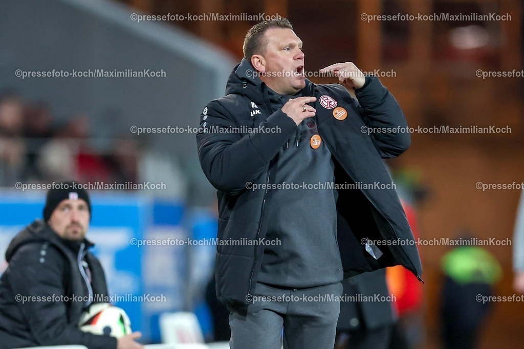 RWE06042501073 | 2025.04.06, Fußball, 3.Liga, Rot-Weiss Essen - FC Hansa Rostock, Stadion Hafenstraße, Saison 2024 2025: Cheftrainer Uwe Koschinat (RWE) gestikulierend am SpielfeldrandDFB regulations prohibit any use of photographs as image sequences and or quasi-video.