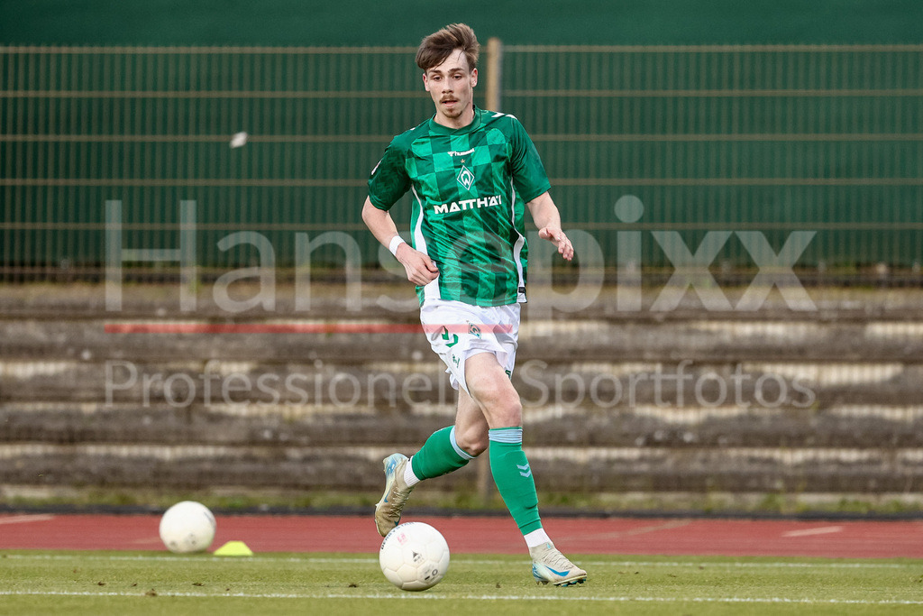 Fussball, Regionalliga Nord, SV Werder Bremen II - SSV Jeddeloh | Paul Levi Wagner (SV Werder Bremen II, 29) am Ball, Freisteller, Einzelbild, Ganzkörper, Aktion, Action, Spielszene