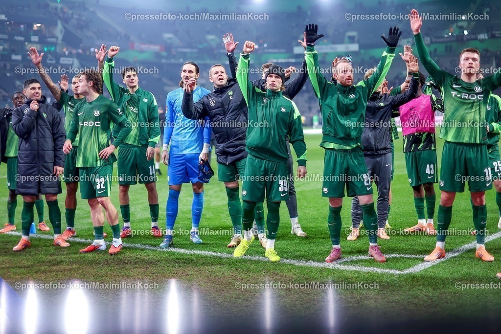 BMG13122502228 | 13.12.2025, Fußball, Borussia Mönchengladbach - VfL Wolfsburg, 1. Fußball Bundesliga, 14.Spieltag, Borussia-Park, Saison 2025 2026: Abschlussjubel nach dem 3:1 Sieg für Wolfsburg - Mattias Svanberg&nbsp;(VfL Wolfsburg #32) Mohamed Amoura&nbsp;(VfL Wolfsburg #09) Torwart Kamil Grabara&nbsp;(VfL Wolfsburg #01) Patrick Wimmer&nbsp;(VfL Wolfsburg #39) Maximilian Arnold&nbsp;(VfL Wolfsburg #27) Dzenan Pejcinovic&nbsp;(VfL Wolfsburg #17)  DFB regulations prohibit any use of photographs as image sequences and or quasi-video.