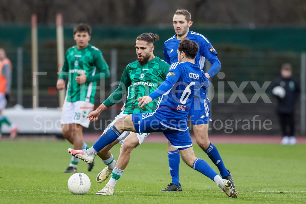 Fussball, Regionalliga Nord, SV Werder Bremen II - BSV Kickers Emden | v.li.: Mikail Polat (SV Werder Bremen II, 8) und Kai Kaissis (Kickers Emden, 6) im Zweikampf, Duell, Dynamik, Aktion, Action, Spielszene