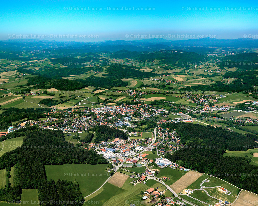 2724080 | WALDKIRCHEN,  Bayerischer Wald 19.05.2007 Stadtgebiet mit Außenbezirken und Innenstadtbereich am Rand von landwirtschaftlichen Feldern und Ackerflächen in Waldkirchen im Bundesland Bayern, Deutschland // Urban area with outskirts and inner city area on the edge of agricultural fields and arable land in Waldkirchen in the state Bavaria, Germany Foto: Gerhard Launer