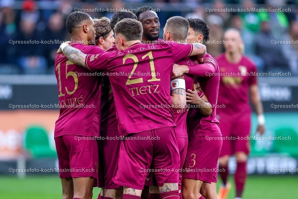 BMG21022501072 | 22.02.2025, Fußball, Borussia Mönchengladbach - FC Augsburg, 1. Fußball Bundesliga, Borussia-Park, Saison 2024 2025: Torjubel nach dem 2:0 durch Torschütze Alexis Claude-Maurice (FC Augsburg #20)DFB regulations prohibit any use of photographs as image sequences and or quasi-video.