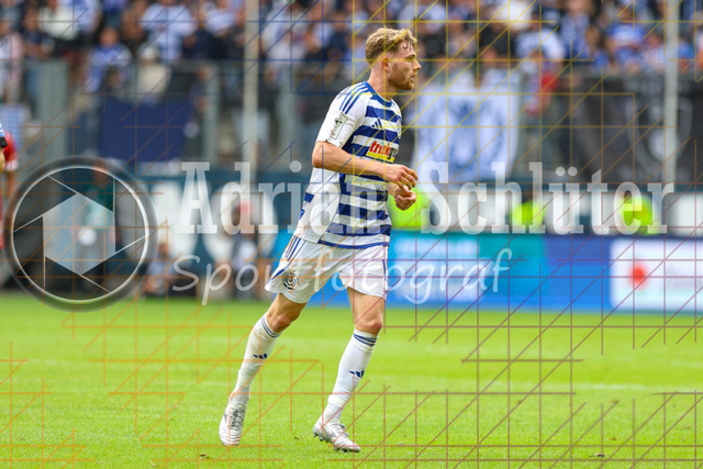 MSV Duisburg vs VfB Stuttgart II - 3. Liga | Duisburg, Deutschland, 02.08.25:   Steffen meuer (MSV Duisburg) schaut waehrend des Spiels der 3. Liga MSV Duisburg vs VfB Stuttgart II in der schauinsland-reisen-arena(Foto von Brauer-Fotoagentur / Adrian Schlueter)