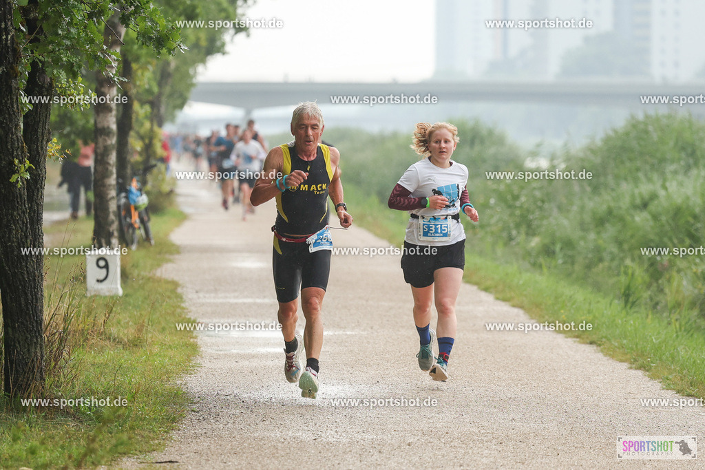 LUR_1214 | 34. M-net Erlanger Triathlon 2025 #erlangertriathlon  #mnettriathlon2025 #mnettriathlon #team #olympischedistanz #mitteldistanz #triathlon #maindonaukanal  #erlangertriathlon2025 #yourpictrs #tv1848 #tv1848erlangen  #triathlonbayern #sportinerlangen #demsportverbunden #sportshot_your_pictrs Copyright: www.sportshot.de