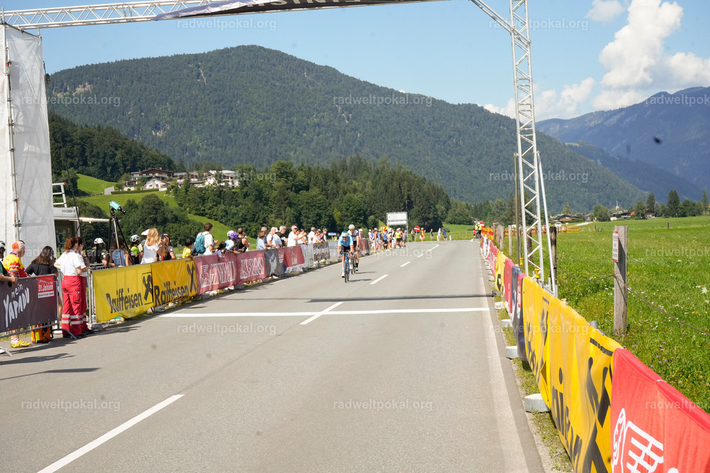 785_20230817_Bewerb_Maenner_Muehlanger | AUT - OESTERREICH, 2023-08-16: SPORT RENNRAD-FAHREN - 55. INTERNATIONALER RADWELTPOKAL IN ST. JOHANN IN TIROL  - Vintage-Radrennen mit WM-Bronze-Medaillen-Siegerin Christina Schweinberger, den Teilnehmer und Alexander Baumann (vom Orginastions-Team) - TAG 2 BEWERB MAENNER IN SECHS GRUPPEN  ; Foto: Roland Muehlanger