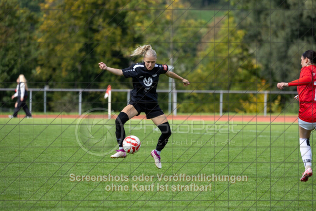 20250928_130800_0129 | #,1.FC Donzdorf (schwarz) vs. TV Derendingen (rot), Fussball, Frauen-Verbandsliga Württemberg, 03. Spieltag, Saison 2025/2026, Rasenplatz Lautertal Stadion, Süßener Straße 16, 73072 Donzdorf, 28.09.2025 - 13:00 Uhr,Foto: PhotoPeet-Sportfotografie/Peter Harich