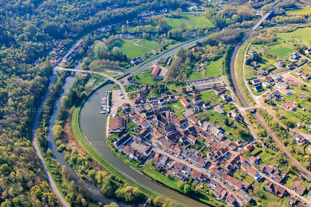 Aerial view: Village view on the other side of the Saar with Spoorboothafen / Port de Plaisance de Wittring on the Saar Canal / Canal des houillères de la Sarre in Wittring in the state Moselle, France. – Photo: IMG_154590.jpg taken on 04/18/2026 by Werner Riehm/FLY-FOTO.com – Resolution of the original: 5563 x 3708 px
