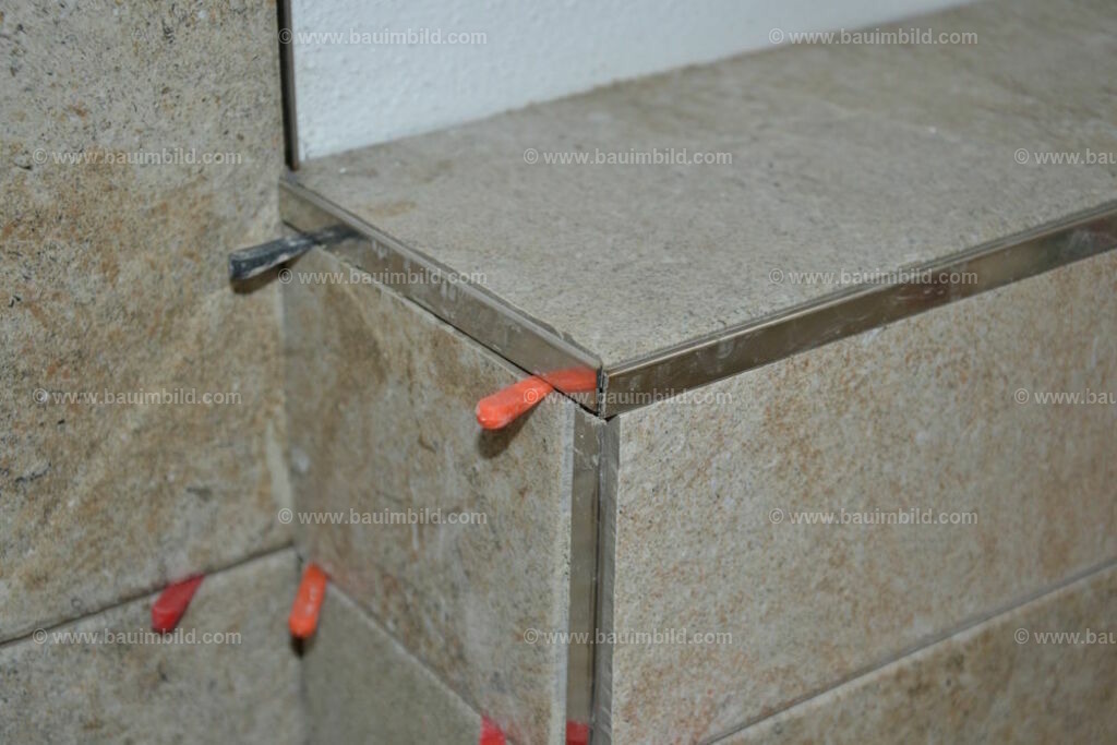 bib-lg21-fliesenlegerarbeiten-0054 | Nach LV-Leistungsgruppen sortierte Detailfotos über den Bau eines Hauses. Alle Hausbau-Bilder direkt vom Urheber und Autor der Website Haus-Selber-Bauen.com