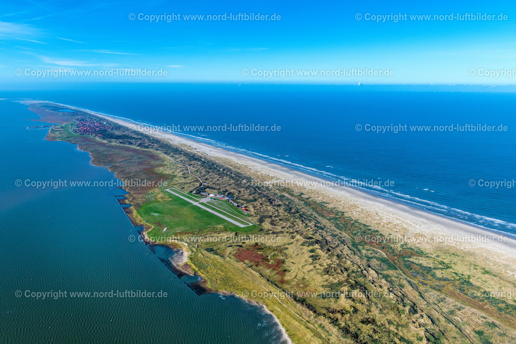Juist_ELS_6561091022 | JUIST 09.10.2022 Inselbereich Juist mit dem Ortskern und Uferberich und Strand in Juist im Bundesland Niedersachsen, Deutschland. Weiterführende Informationen bei: Inselgemeinde und Kurverwaltung Juist. // Island area Juist with the village center in Juist in the state Lower Saxony, Germany. Further information at: Inselgemeinde und Kurverwaltung Juist. Foto: Martin Elsen