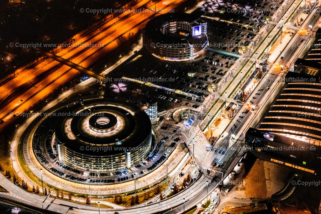 Hamburg_Fuhlsbüttel_Flughafen_Terminal_Nachtaufnahme_ELS_7996060325 | HAMBURG 06.03.2025 Nacht- Lichter und Beleuchtung Abfertigungs- Gebäude und Terminals auf dem Gelände des Flughafen " Hamburg Airport Helmut Schmidt "(ICAO-Code EDDH)im Ortsteil Fuhlsbüttel in Hamburg, Deutschland. Weiterführende Informationen bei: Drees & Sommer SE,  Flughafen Hamburg GmbH,  IDEA Architekten GbR,  Weber Poll Ingenieurbüro für Bauwesen GbR,  gmp International GmbH. // Night lighting dispatch building and terminals on the premises of the airport " Hamburg Airport Helmut Schmidt "(ICAO-Code EDDH) in the district Fuhlsbuettel in Hamburg, Germany. Further information at: Drees & Sommer SE,  Flughafen Hamburg GmbH,  IDEA Architekten GbR,  Weber Poll Ingenieurbuero fuer Bauwesen GbR,  gmp International GmbH. Foto: Martin Elsen