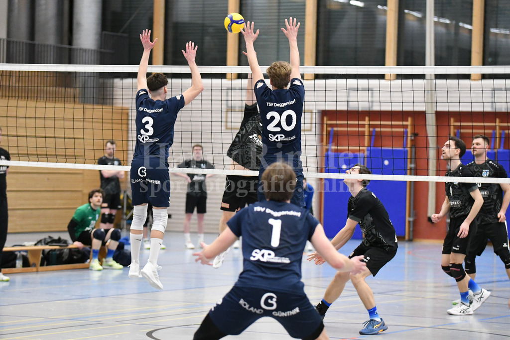 TSV Deggendorf : VC Eitting 09 | Der Deggendorfer Block stand Alexej Kursov (Kapitän/Außenangreifer #3) und  Johannes Schlosser (Mittelblocker #20)  - Realisiert mit Pictrs.com