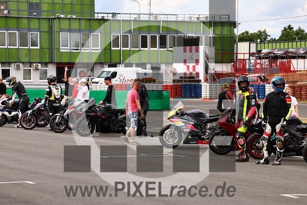 social-20250830_07271 | Schöne Erinnerungen an spannende Momente - das festzuhalten ist unser Job. PIXELrace.de ist seit 2003 auf den Rennstrecken Europas unterwegs um die Action draußen beim Fahren und die wunderbare Stimmung imm Fahrerlager für euch einzufangen.