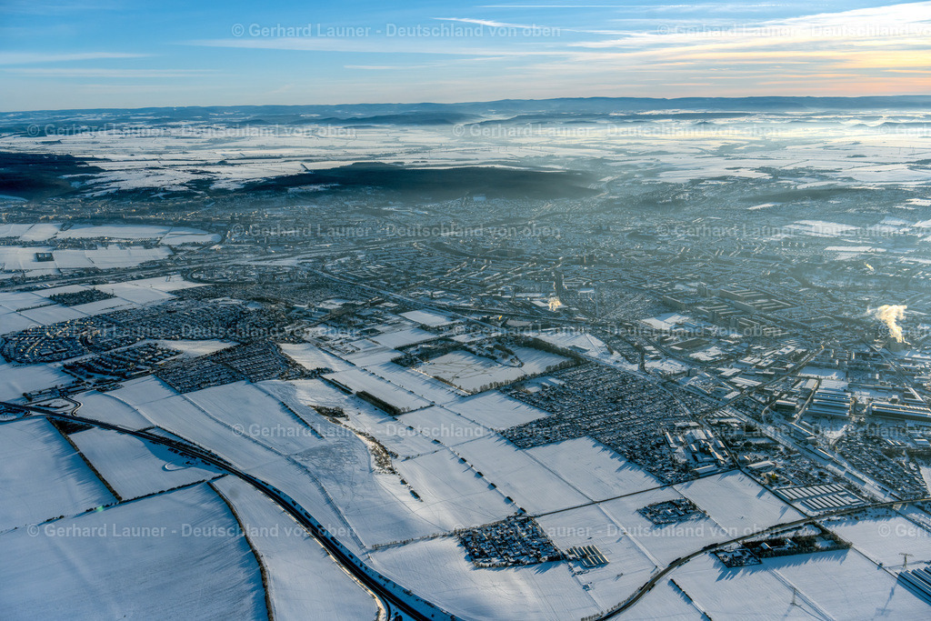 4045042 | ERFURT 14.02.2021 Winterlich schneebedeckte Stadtgebiet mit Außenbezirken und Innenstadtbereich in Erfurt im Bundesland Thüringen, Deutschland. // Wintry snowy city area with outside districts and inner city area in Erfurt in the state Thuringia, Germany. Foto: Gerhard Launer