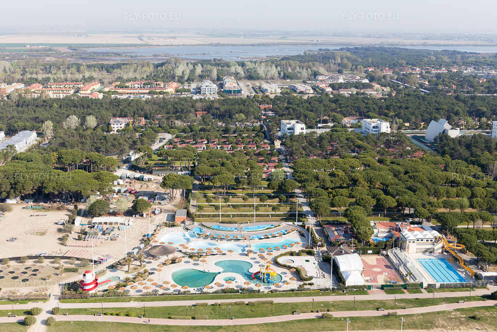 Vue aérienne: Vue de la ville à Bibione dans le département Vénétie, Italie. Photo: IMG_098005.jpg prise le 03/04/2017 par Werner Riehm/FLY-FOTO.euRésolution de l'original: 5472 x 3648 px