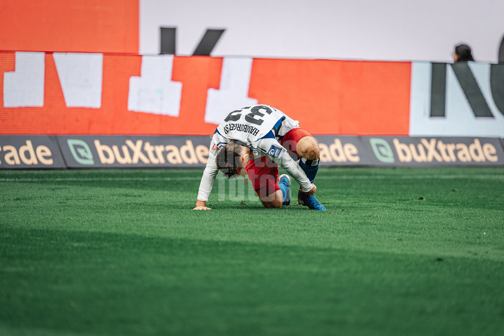 Fußball | Männer | Saison 2024/2025 | 2. Fußball-Bundesliga | 11. Spieltag | Hamburger SV vs. 1. FC Nürnberg | 03.11.2024 | Noah Katterbach (#33, HSV) fasst sich an den Knöchel Fuss Wadenbein Achillesferse