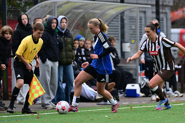 Fußball I Frauen I Saison 2025-2026 I Regionalliga Nord I 10. Spieltag I FC St. Pauli - Hamburger SV U20 I 12559 | Der Sportfotograf. - Realisiert mit Pictrs.com