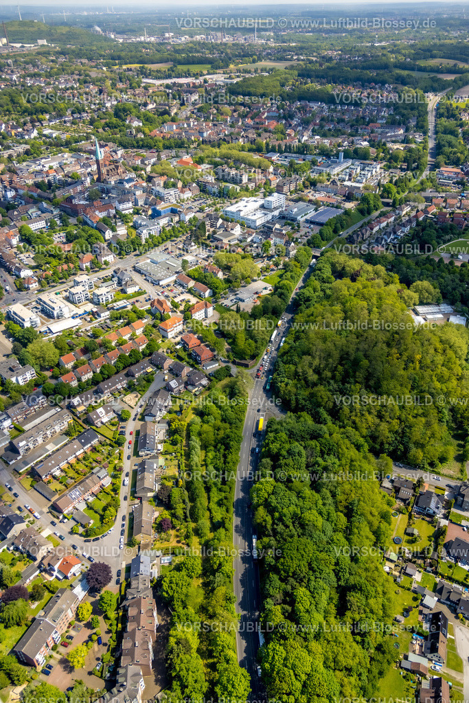 Gladbeck230510647 | Luftbild, Bewaldete Essener Straße, Bundesstraße B224, Halde Graf Moltke Steinstraße, Flüchtlingsdorf auf dem Festplatz, Butendorf, Gladbeck, Ruhrgebiet, Nordrhein-Westfalen, Deutschland