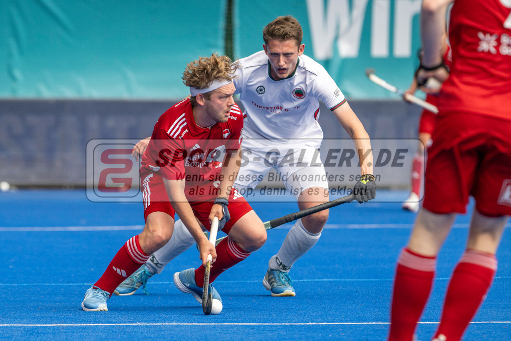 Final4_20250601-1528-Z09_4728 | Krefeld, Deutschland, 01.06.2025:  Feldhockey Final4 2025 – „Deutsche Feldhockey-Meisterschaften 2025“ Crefelder HTC - Rot-Weiss Köln (Finale Herren) im Gerd-Wellen-Hockeyanlage am 01.06.2025 in Krefeld, Deutschland. (Foto von Kramhöller/Fehrmann/Kaste)Krefeld, Germany, 01.06.2025: Feldhockey Final4 2025 – „Deutsche Feldhockey-Meisterschaften 2025“ Harvestehuder HTC - Düsseldorfer HC (Finale Damen) in Gerd-Wellen-Hockeyanlage at 01.06.2025 in Krefeld, Deutschland. (Foto from Kramhöller/Fehrmann/Kaste)