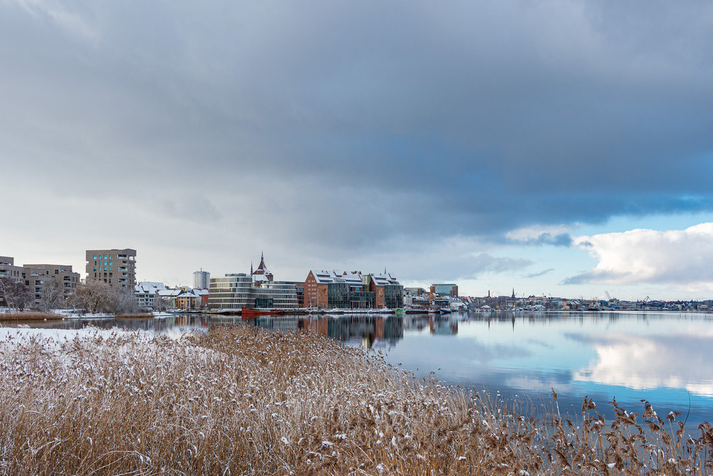 Blick über die Warnow auf die Hansestadt Rostock im Winter | Blick über die Warnow auf die Hansestadt Rostock im Winter.