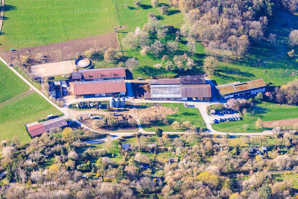 Luftbild: Bauernhof Bischoff im Ortsteil Dietlingen in Keltern im Bundesland Baden-Württemberg in Deutschland. Foto: IMG_154173.jpg vom 02.04.2026 durch Werner Riehm/FLY-FOTO.deAuflösung des Originals: 5438 x 3625 pxWWW.BAUERNHOF-BISCHOFF.DE