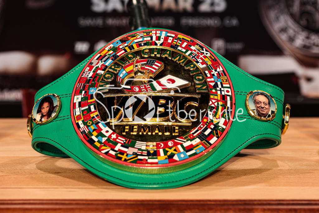 Seniesa Estrada - Tina Rupprecht/ Pressekonferenz | Der WBC Weltmeister Guertel der Frauen / Aktuelle Titeltraegerin Tina Rupprecht / WBC World Champion Female