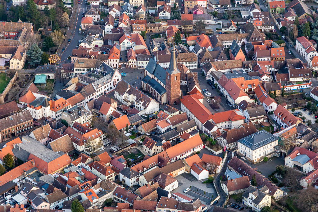 Luftbild: Pfarrkirche St. Urlrich in Deidesheim im Bundesland Rheinland-Pfalz in Deutschland. Foto: IMG_130598.jpg vom 12.02.2022 durch Werner Riehm/FLY-FOTO.de