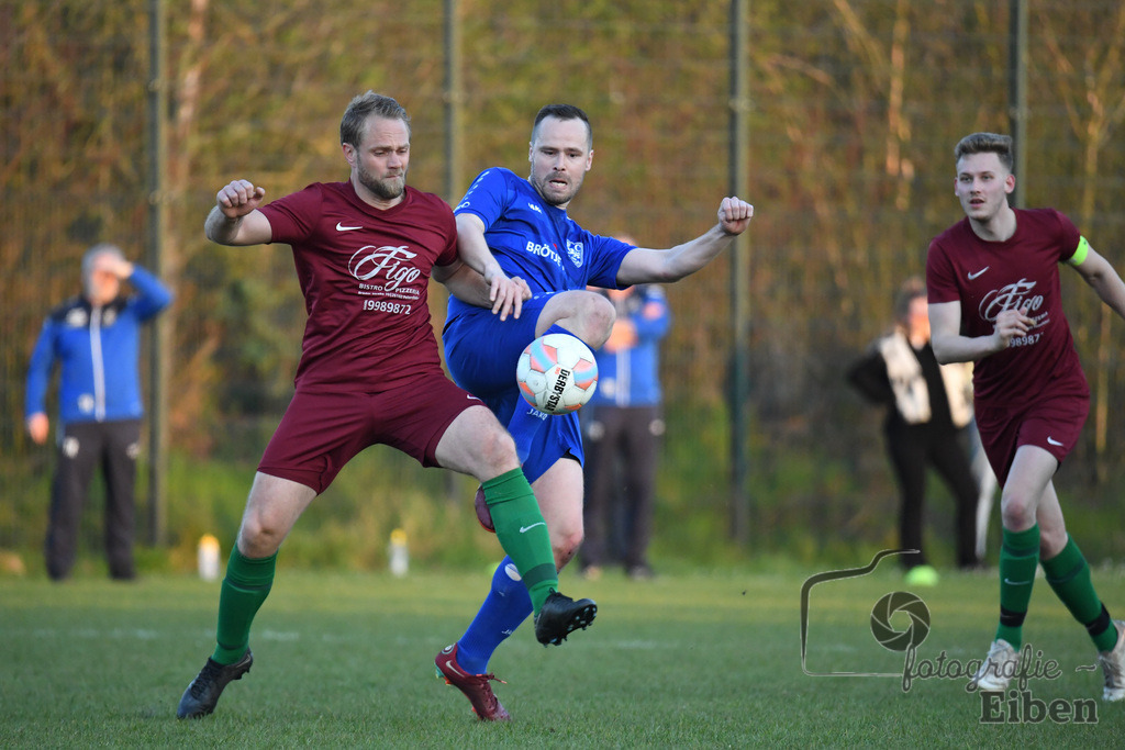 SG FriPe-FC Rastede | Herren Kreisliga; SG FriPe (rot)-FC Rastede (blau) am 21.04.2023; in Petersfehn (A-Platz), Photo: Philip Eiben 2023 - Realisiert mit Pictrs.com