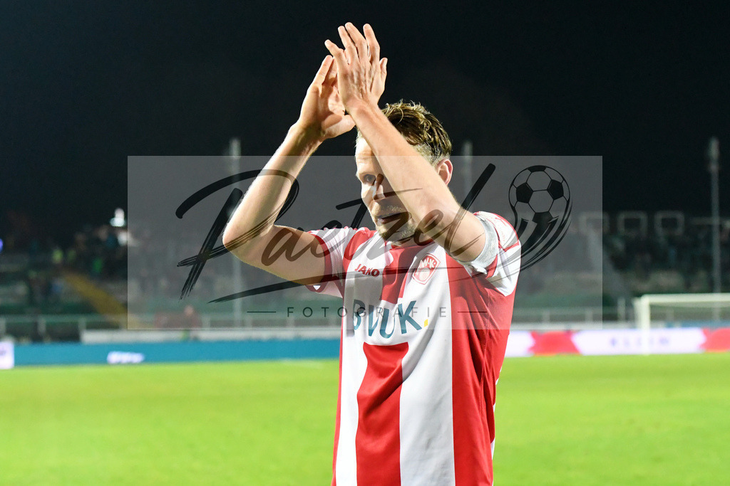 20200214_SCPFWK_0105 | Fussball, Herren: Sebastian Schuppan (FC Wuerzburger Kickers) gestikuliert waehrend des Spiels der 3. Liga zwischen SC Preussen Muenster und FC Wuerzburger Kickers im Preussenstadion am 14.02.2020 in Muenster, Deutschland.DFB / DFL REGULATIONS PROHIBIT ANY USE OF PHOTOGRAPHS AS IMAGE SEQUENCES AND/OR QUASI-VIDEO. - Realisiert mit Pictrs.com
