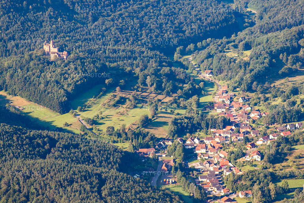 Luftbild: Erlenbach bei Dahn, Burg Berwartstein in Erlenbach bei Dahn im Bundesland Rheinland-Pfalz in Deutschland. Foto: IMG_31012.jpg vom 07.08.2010 durch Werner Riehm/FLY-FOTO.de